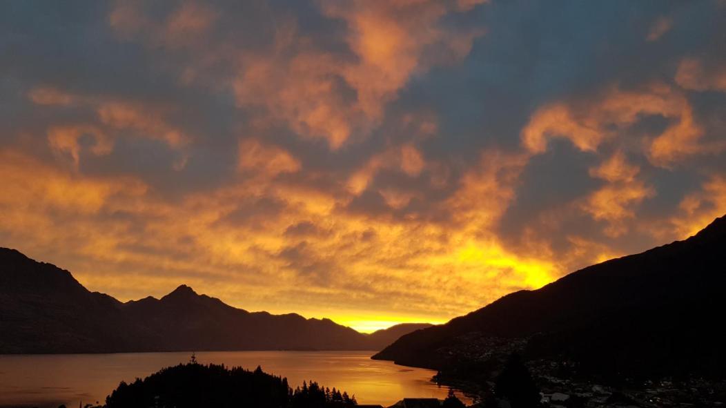 Spacious Home With Awesome Lake Views Queenstown Exteriör bild