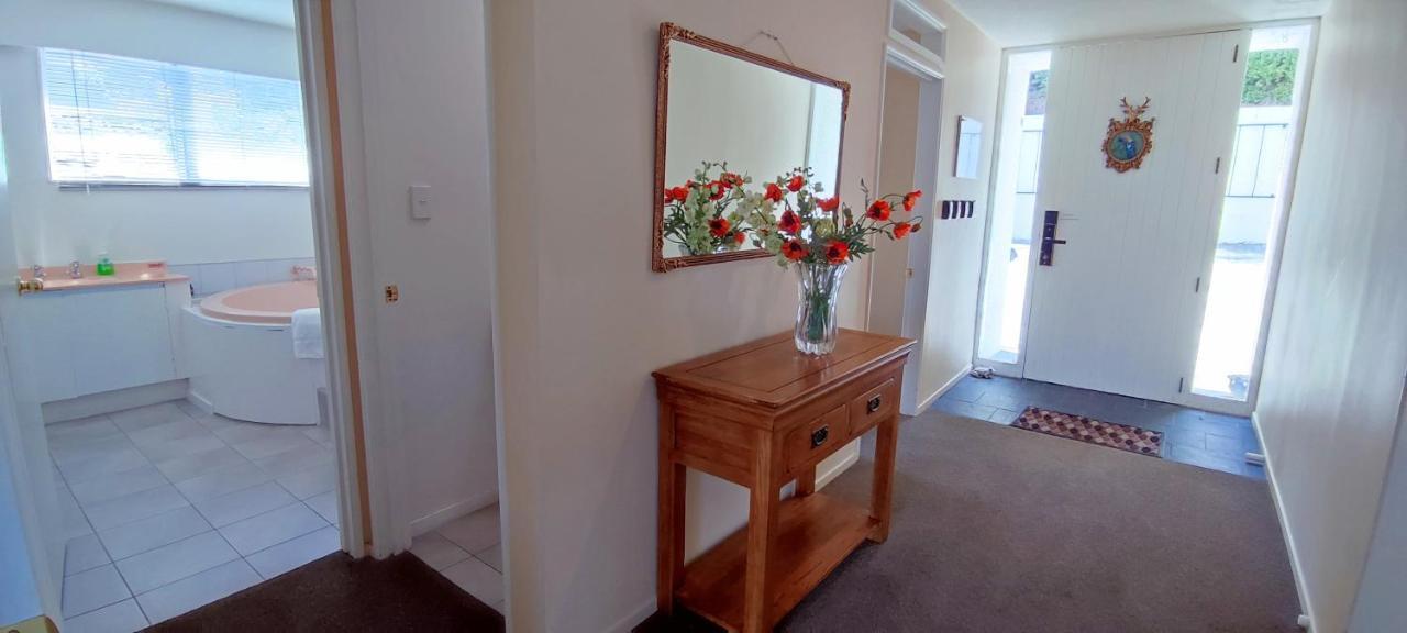 Spacious Home With Awesome Lake Views Queenstown Exteriör bild